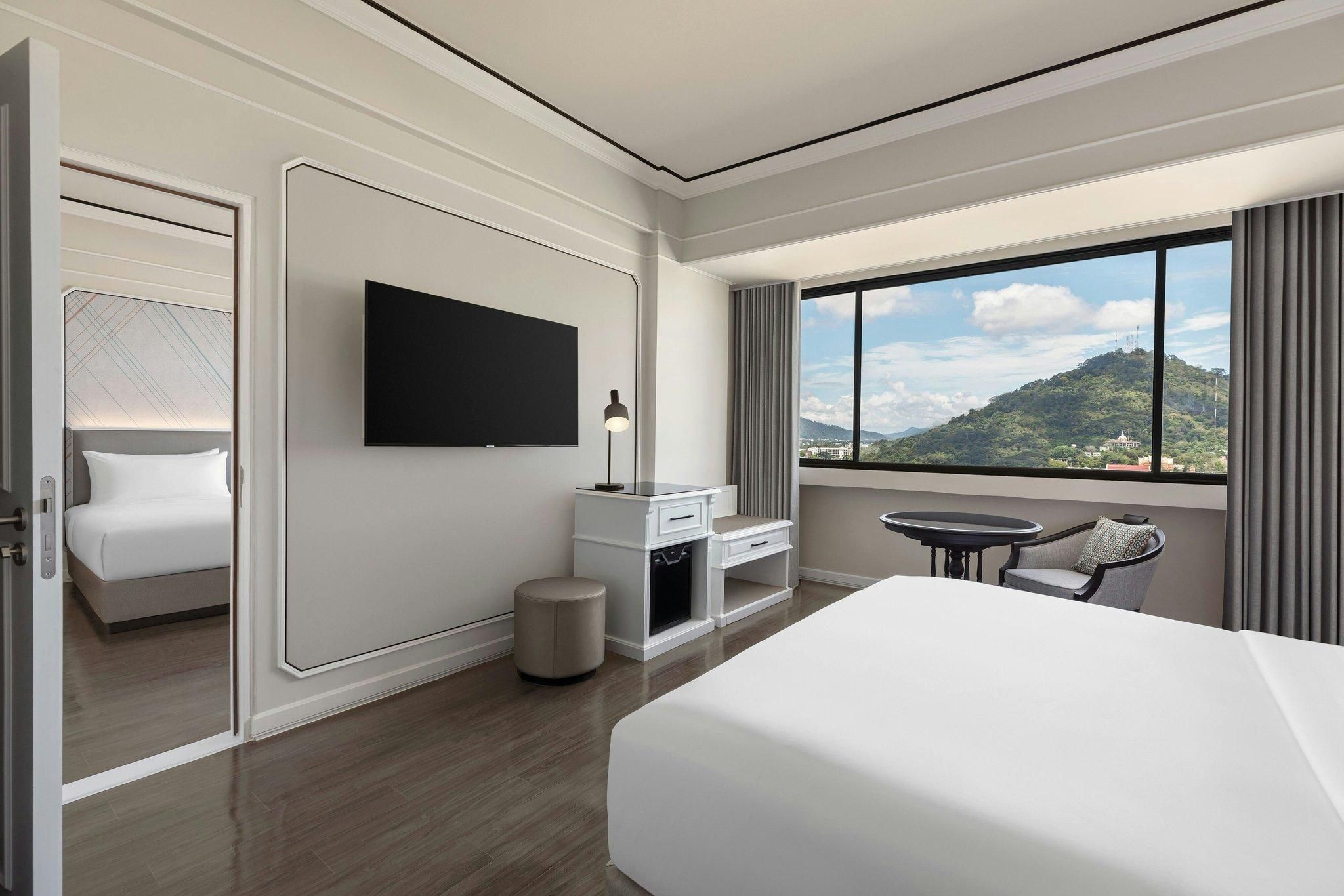 Deluxe Room with 1 King Bed and City View