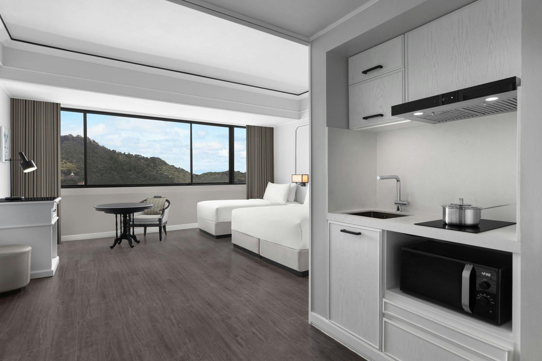 Family Room with 1 King Bed and City View