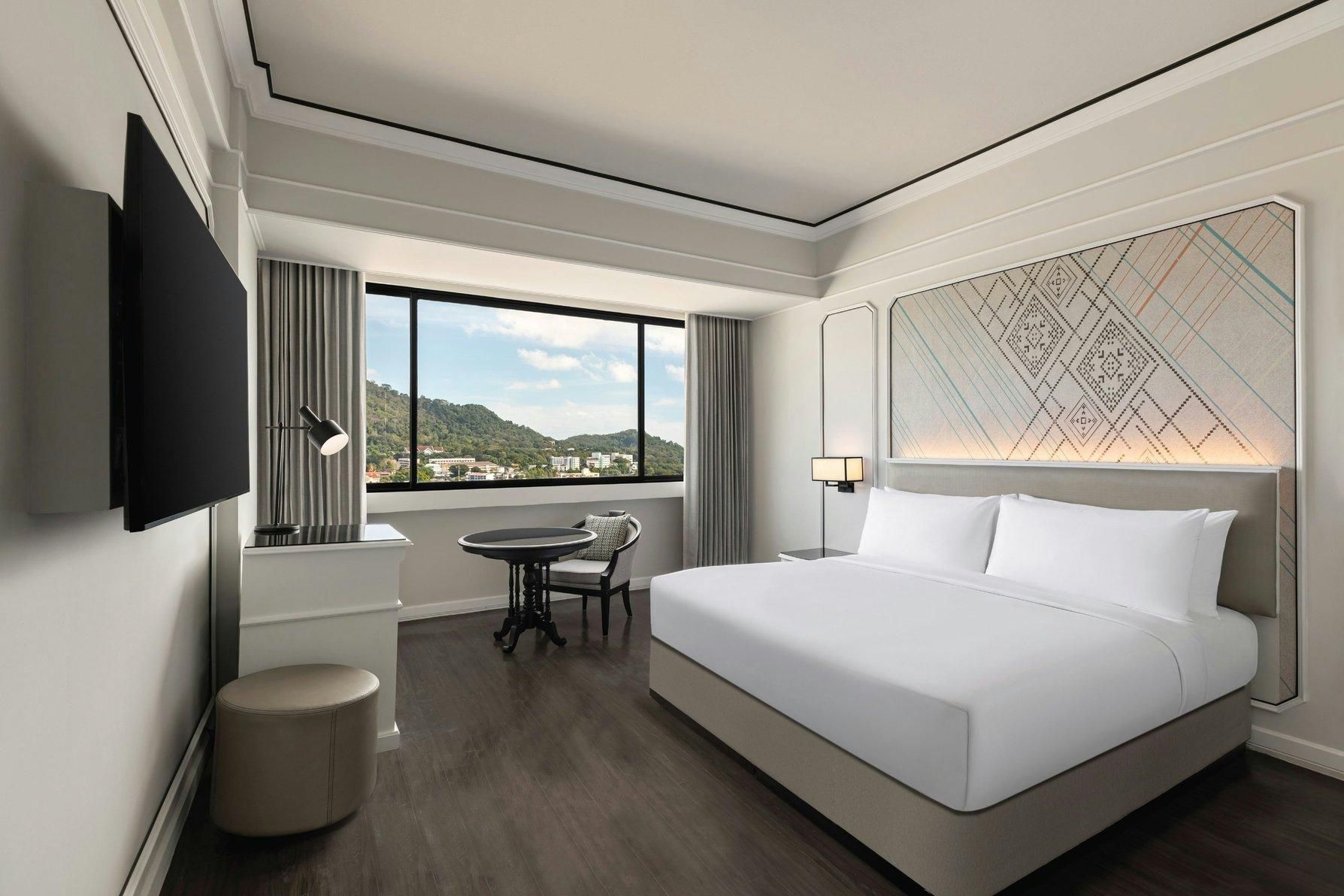 Deluxe Room with 1 King Bed and City View