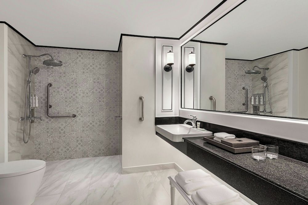 Courtyard by Marriott Phuket Town Deluxe Room, 1 King Bed, City View 2