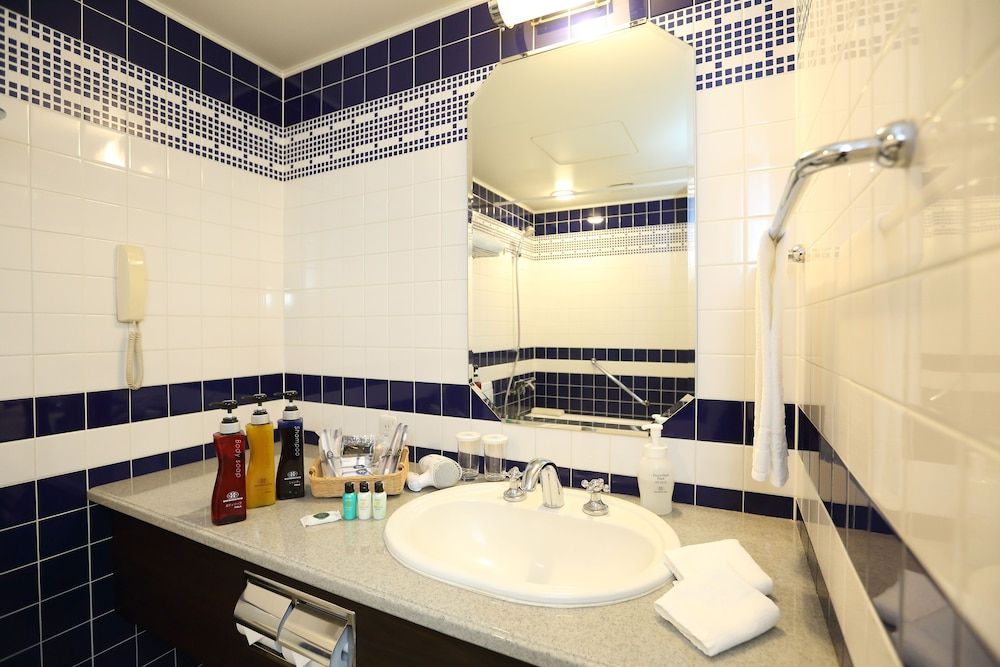 Hotel Monterey Edelhof Sapporo Standard Triple Room, Non Smoking (16-21 fr, 2 Single Beds + 1extra bed) 5