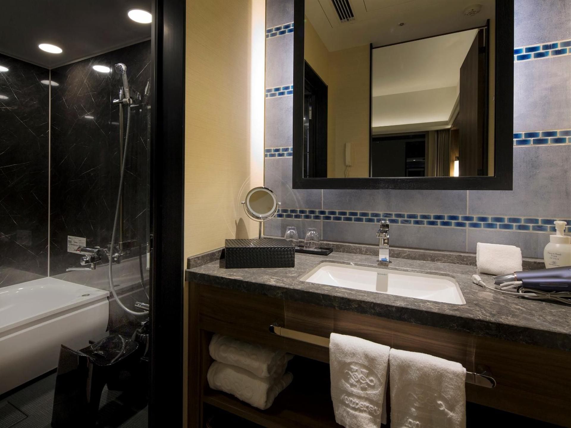 22nd High Premium Floor Suite - Non-Smoking