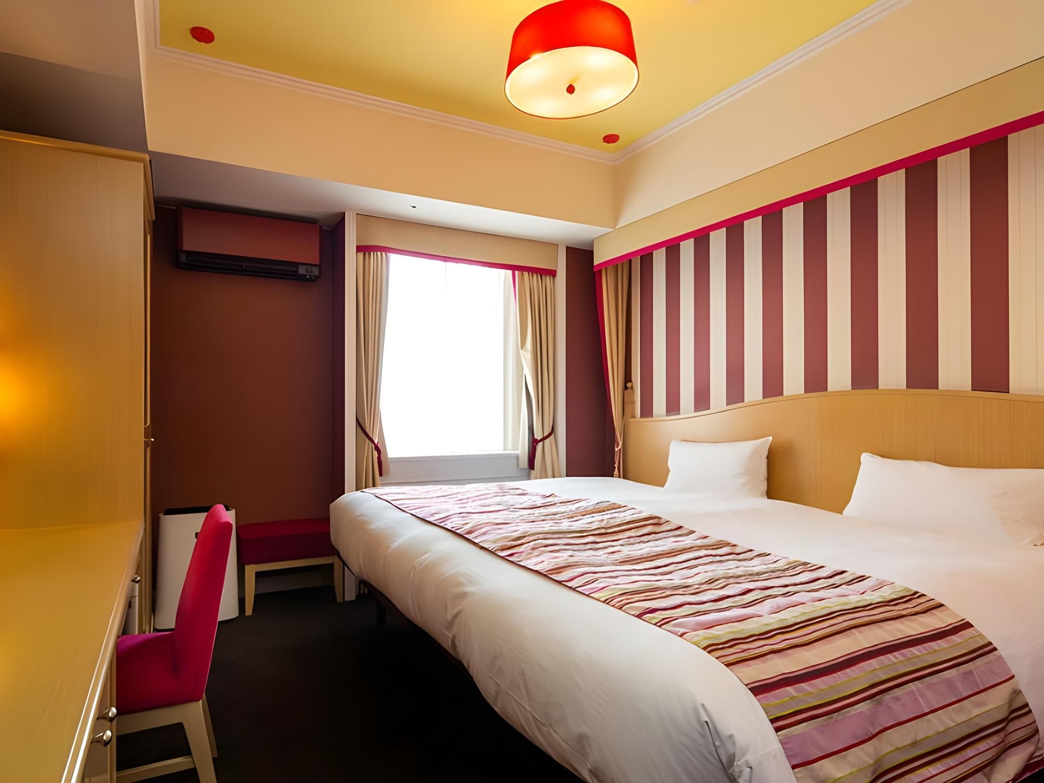 DOUBLE DOUBLE KING BED ROOM