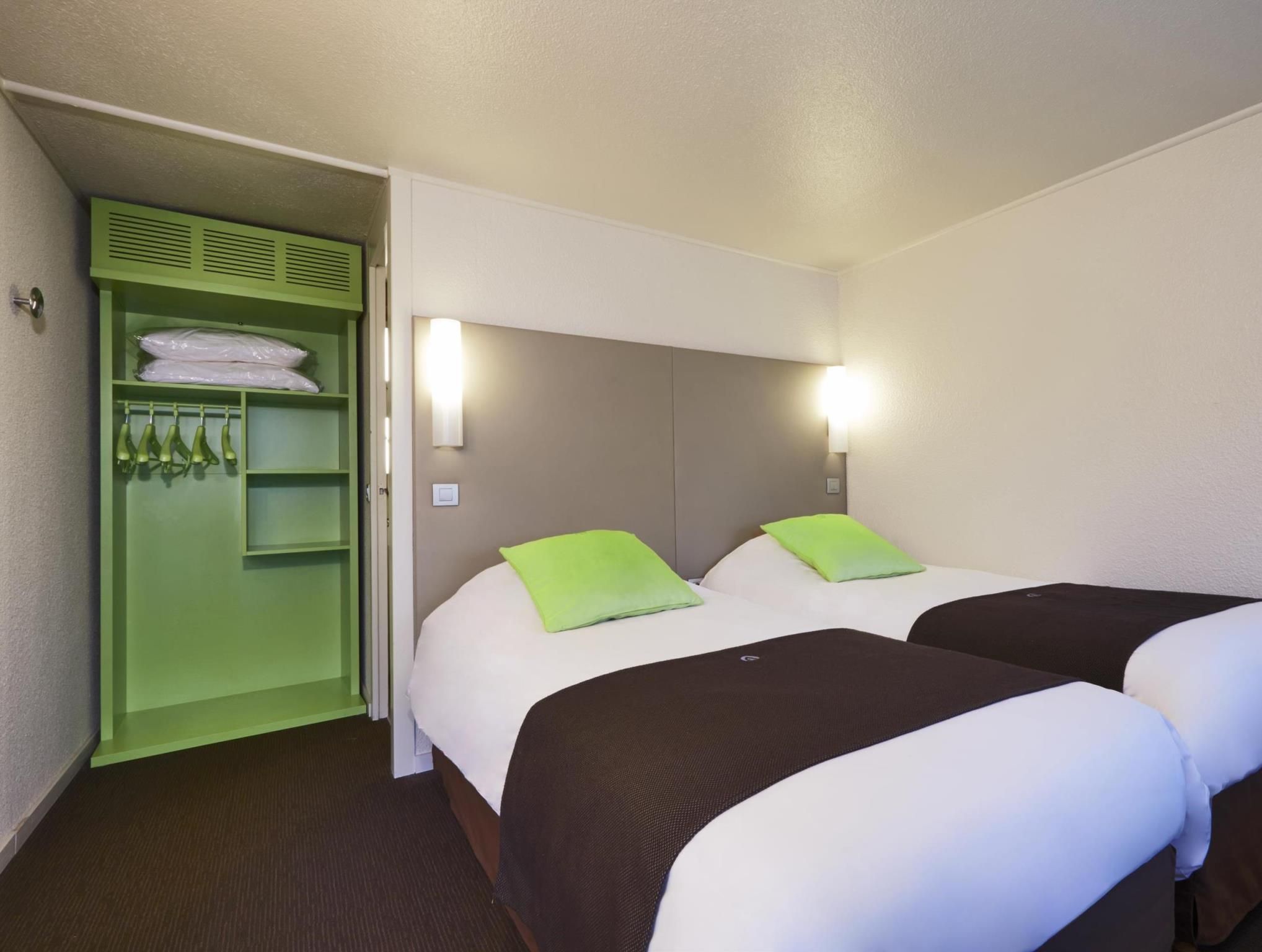 2 Single Beds