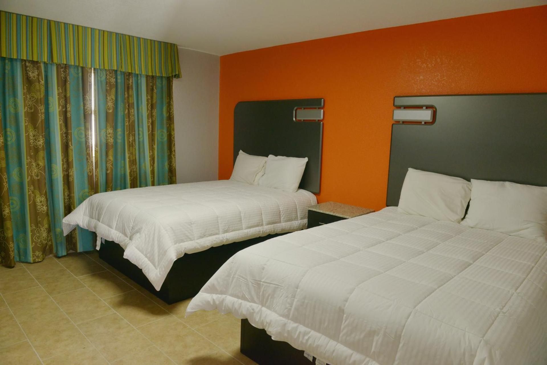 Rodeway Inn & Suites Winter Haven Chain Of Lakes 2 Queen Beds, Efficiency, Suite, Nonsmoking