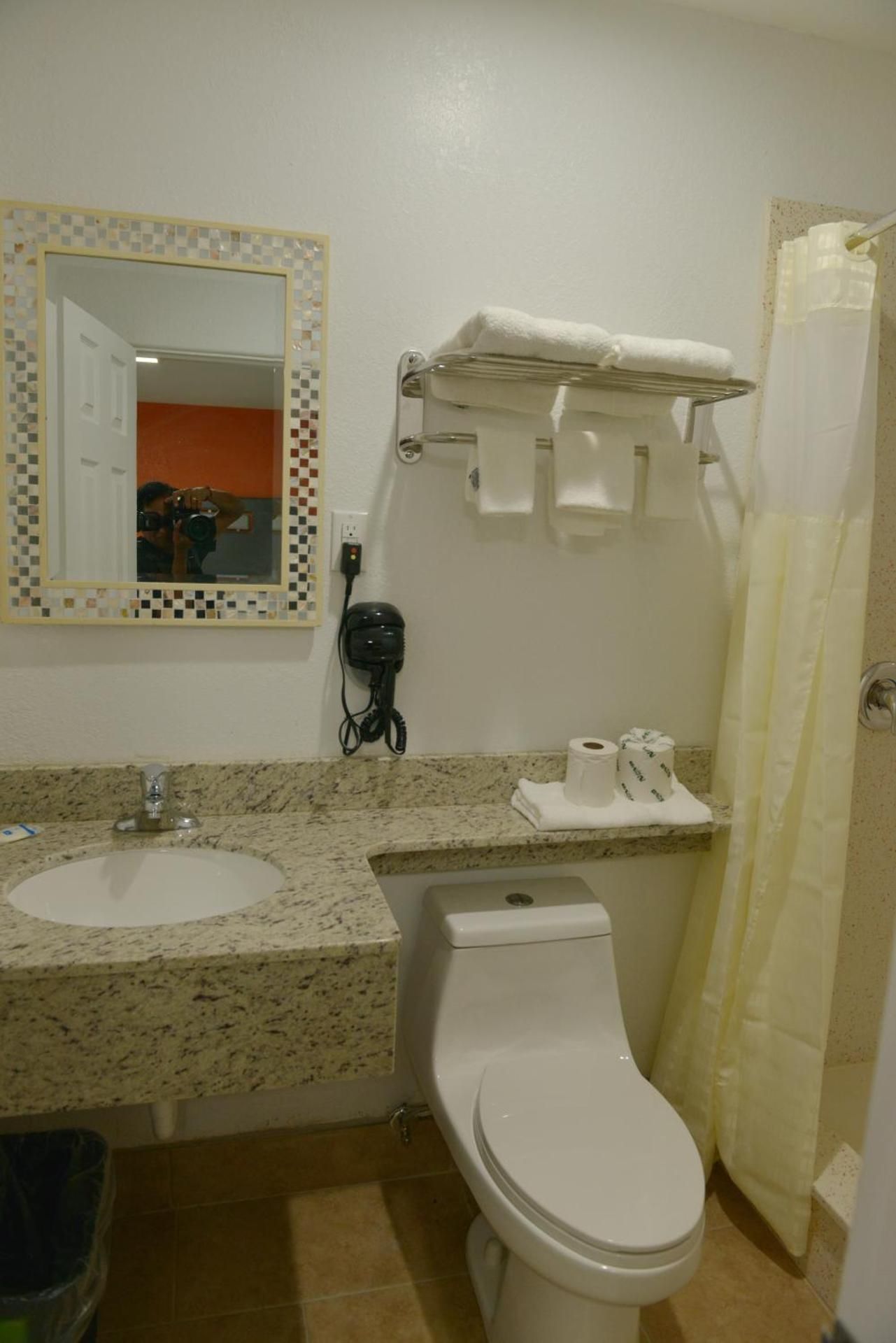 Rodeway Inn & Suites Winter Haven Chain Of Lakes 2 Queen Beds, Efficiency, Suite, Nonsmoking 2