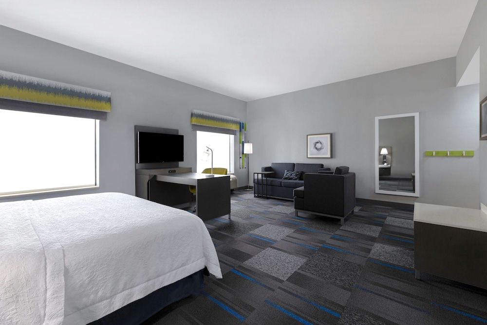 Suite, 1 King Bed, Accessible, Non Smoking