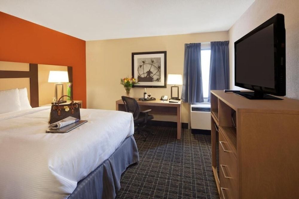 Canadas Best Value Inn Toronto Room, 1 King Bed, Non Smoking