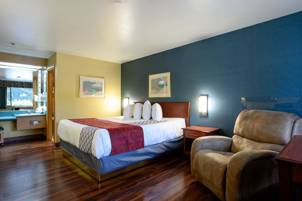 Americas Best Value Inn Phoenix Medford Room, 1 King Bed, Non Smoking 3