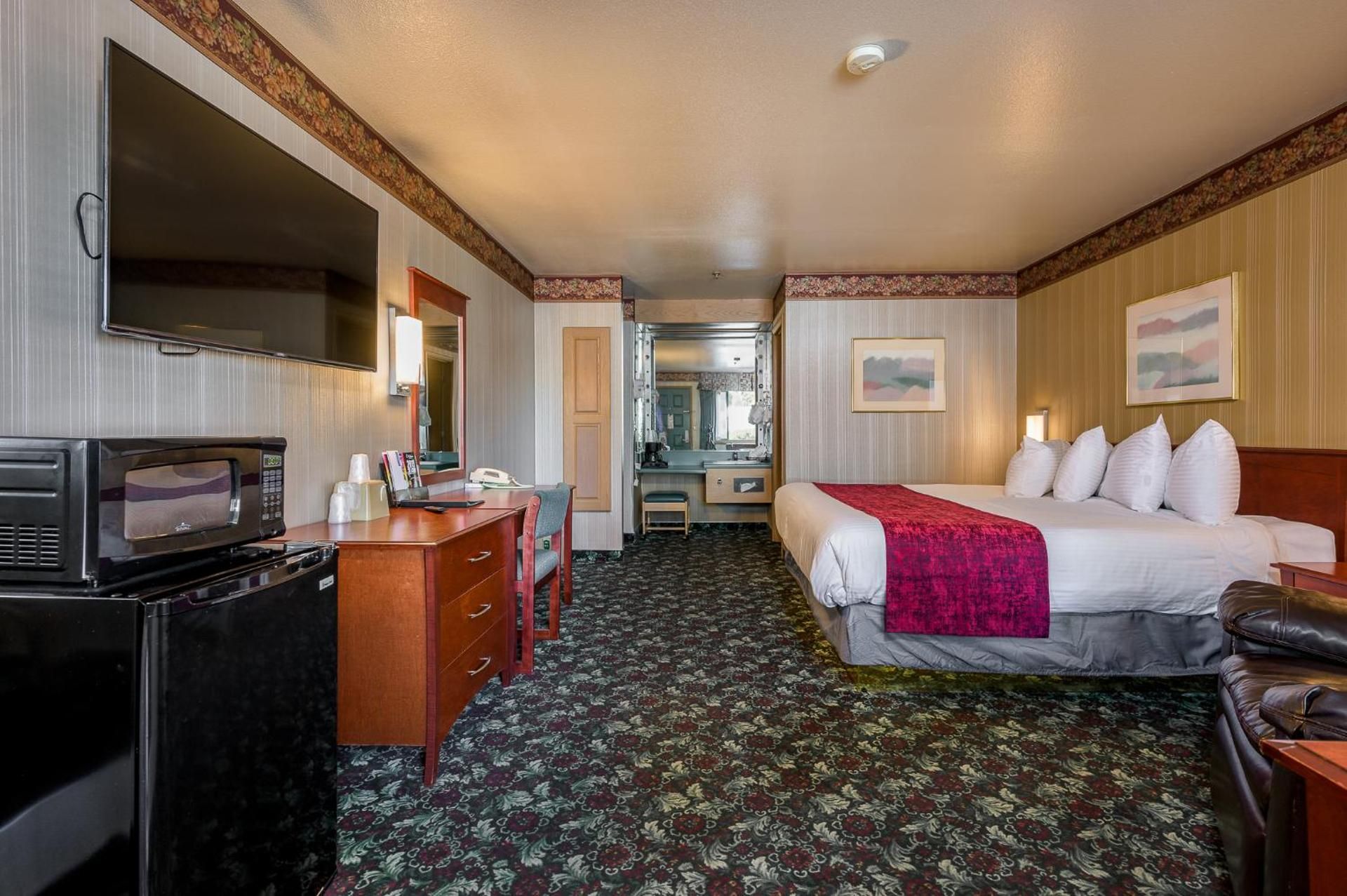 1 King Bed Non-Smoking