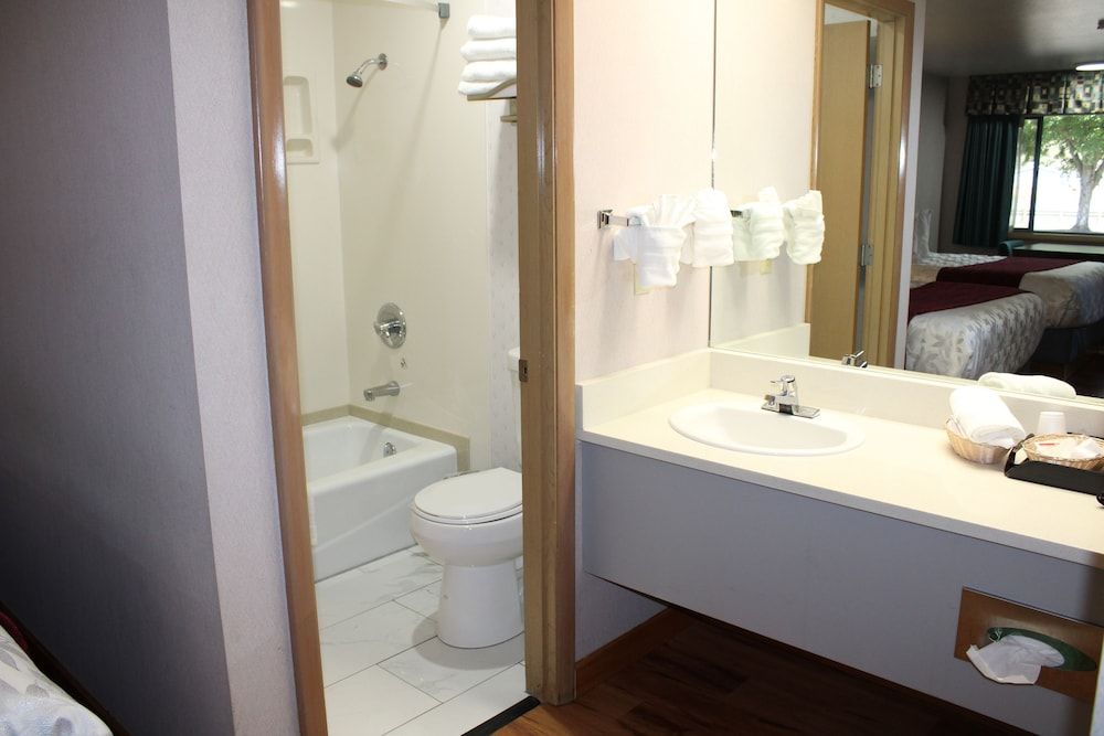 Americas Best Value Inn Phoenix Medford Room, 2 Queen Beds, Non Smoking 6