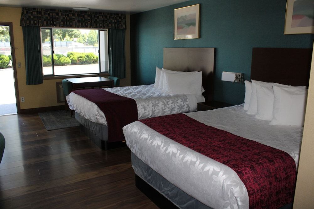 Americas Best Value Inn Phoenix Medford Room, 2 Queen Beds, Non Smoking 4