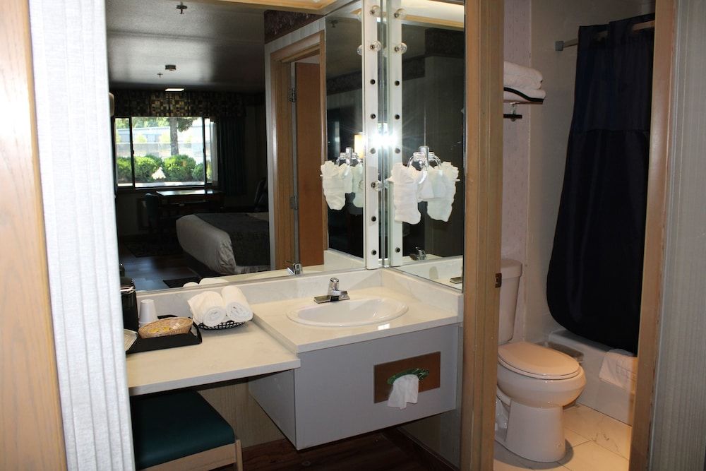 Americas Best Value Inn Phoenix Medford Room, 2 Queen Beds, Non Smoking 6