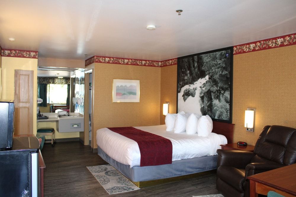 Americas Best Value Inn Phoenix Medford Room, 1 King Bed, Non Smoking 5