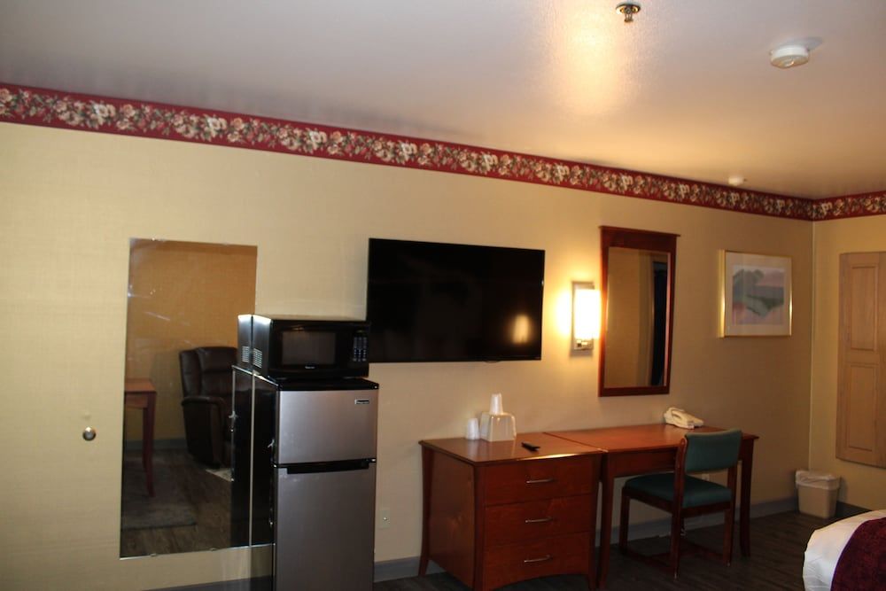 Americas Best Value Inn Phoenix Medford Room, 1 King Bed, Non Smoking 7