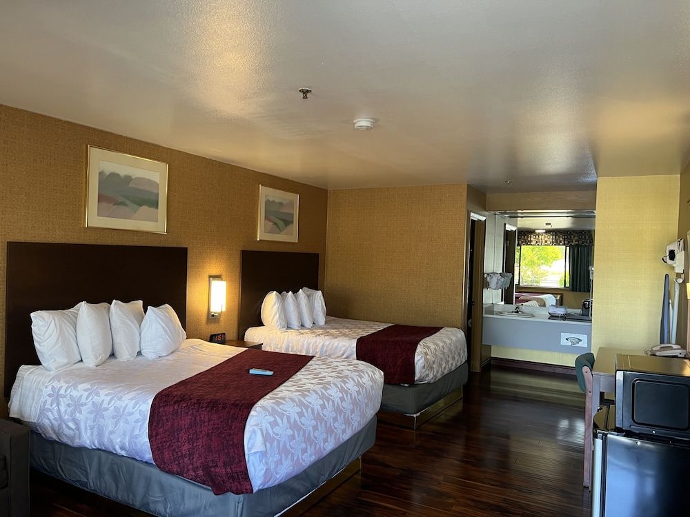 Americas Best Value Inn Phoenix Medford Room, 2 Queen Beds, Non Smoking 2