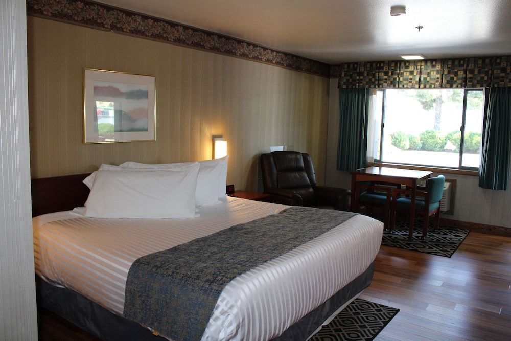 Americas Best Value Inn Phoenix Medford Room, 1 King Bed, Non Smoking 4