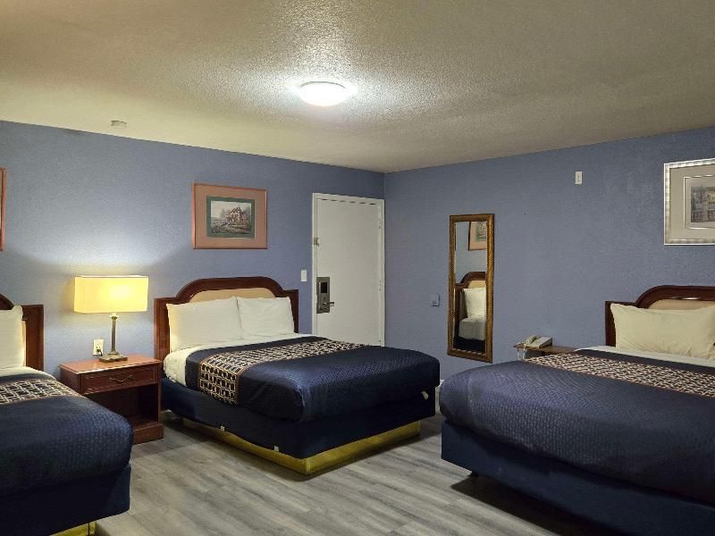 King Suite with One King and Two Double Beds - Non-Smoking