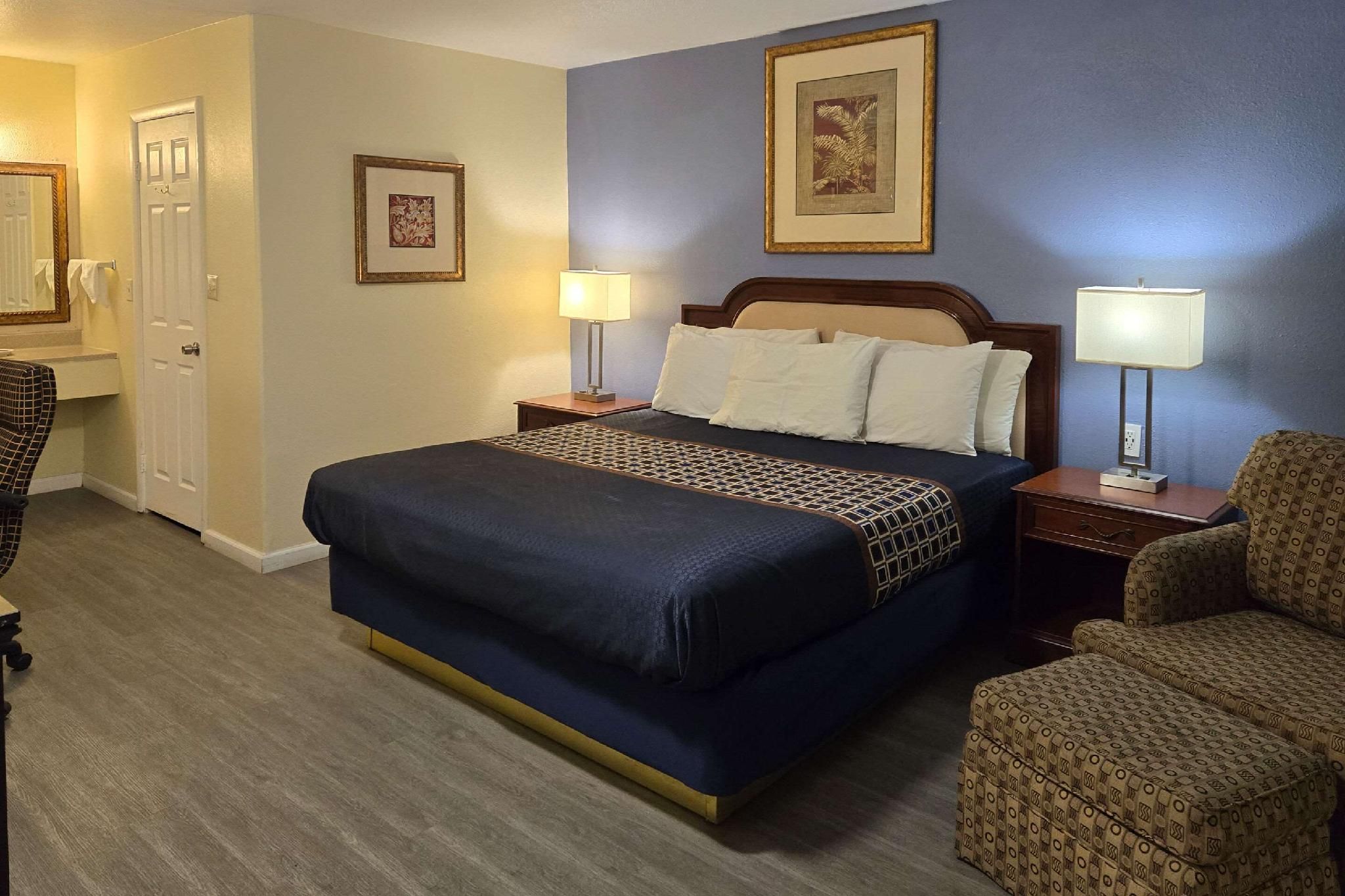 Rodeway Inn & Suites Blythe I-10 1 King Bed, Nonsmoking