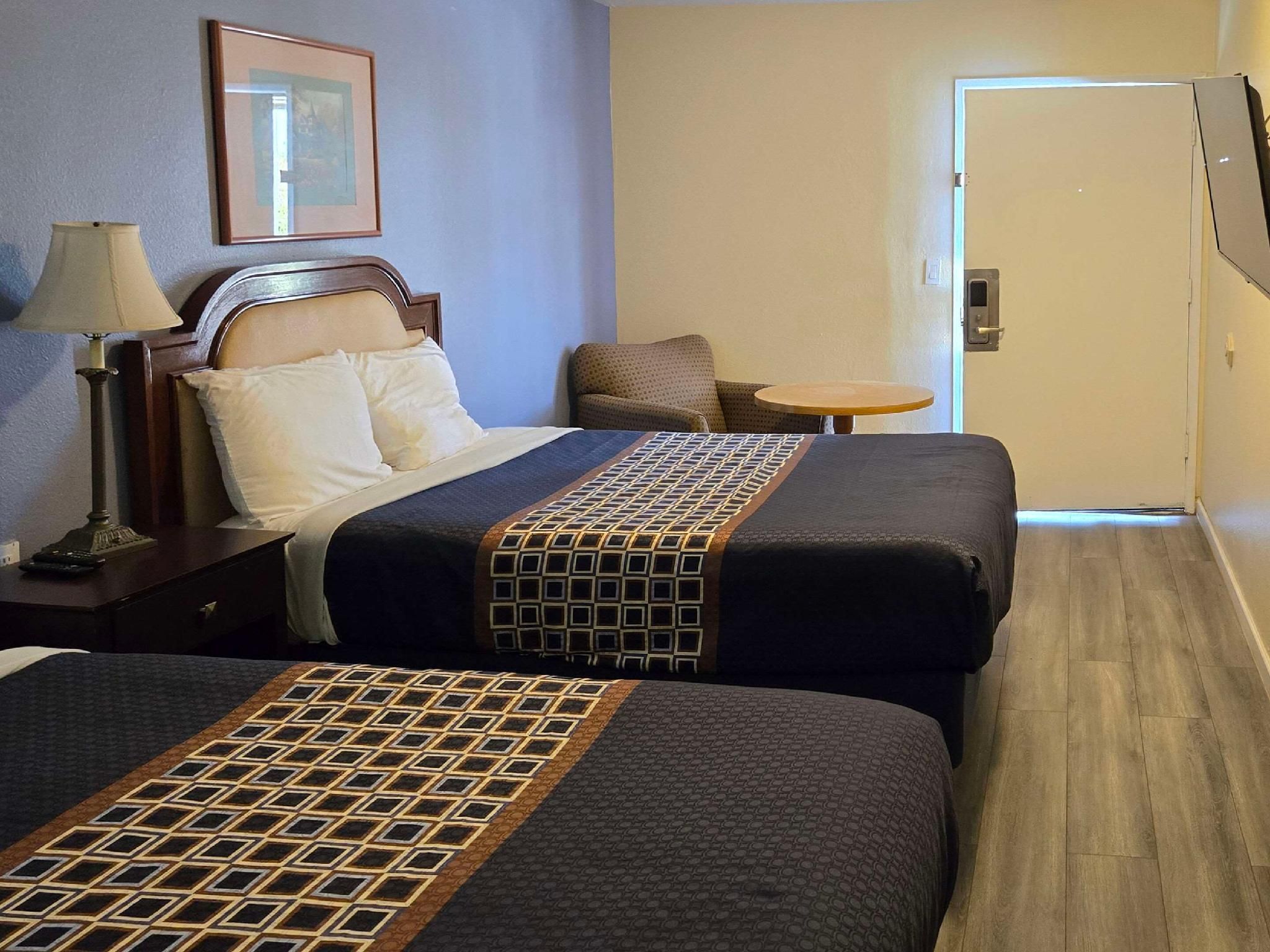 1 King Bed, 2 Queen Beds, Suite, Nonsmoking
