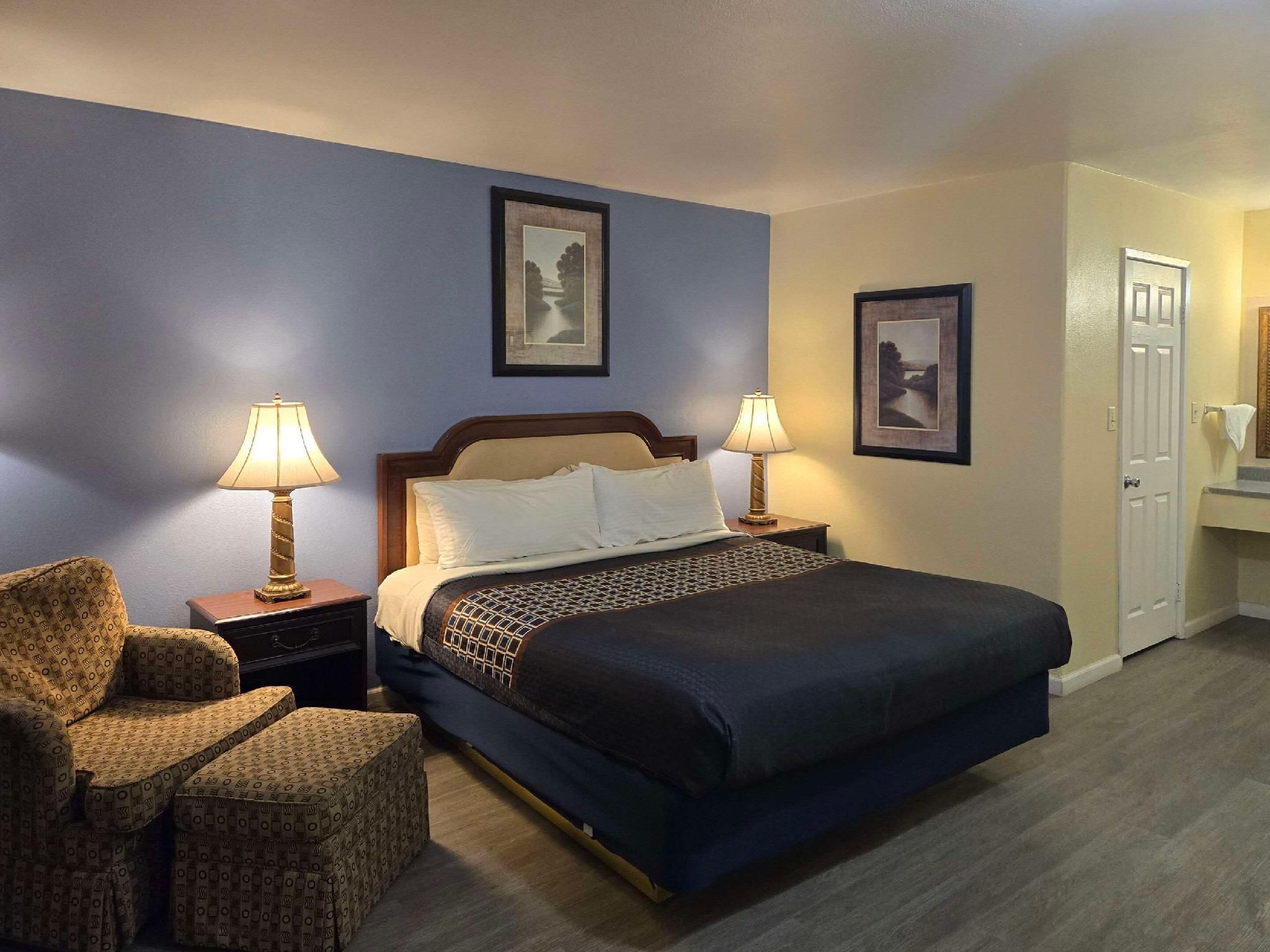 Rodeway Inn & Suites Blythe I-10 1 King Bed, Nonsmoking 2