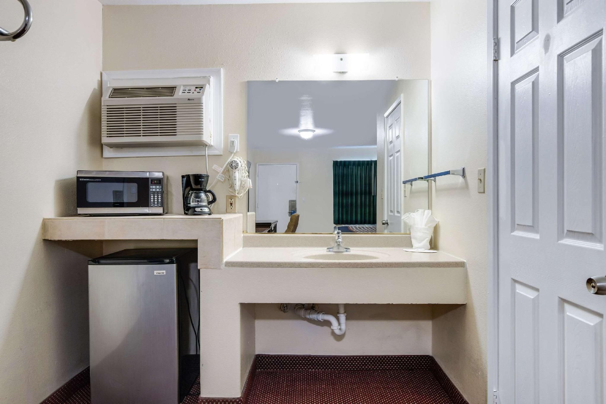 Rodeway Inn & Suites Blythe I-10 1 King Bed, Suite, Nonsmoking 2