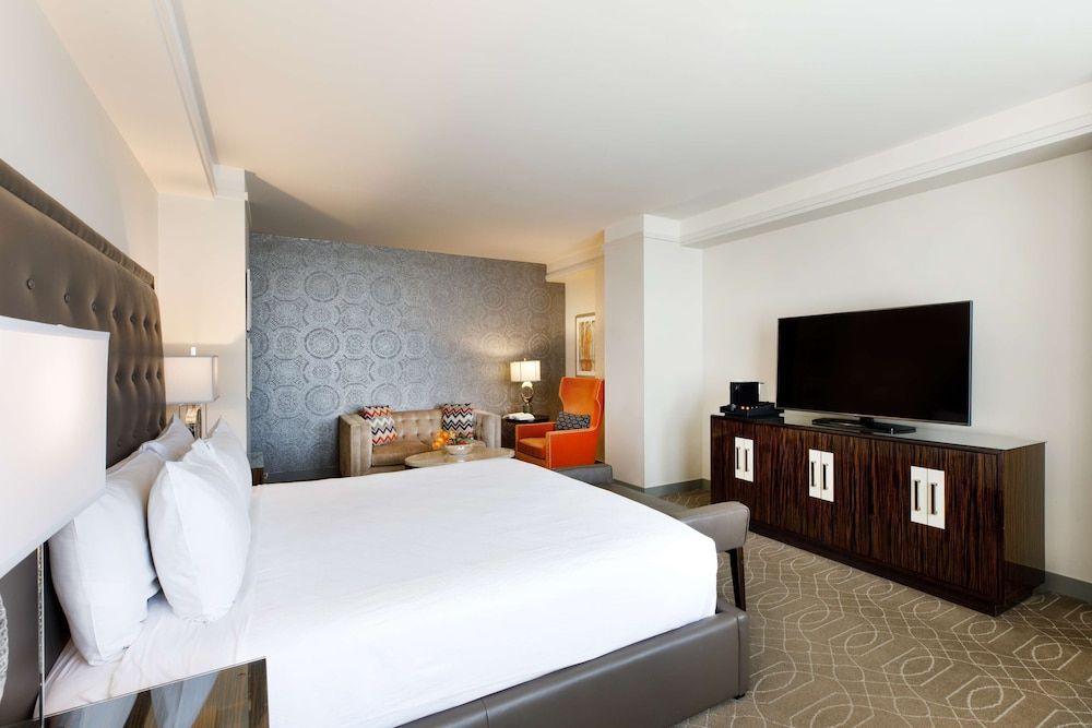 Room, 1 King Bed, Accessible (Mobility & Hearing, Roll-in Shower)
