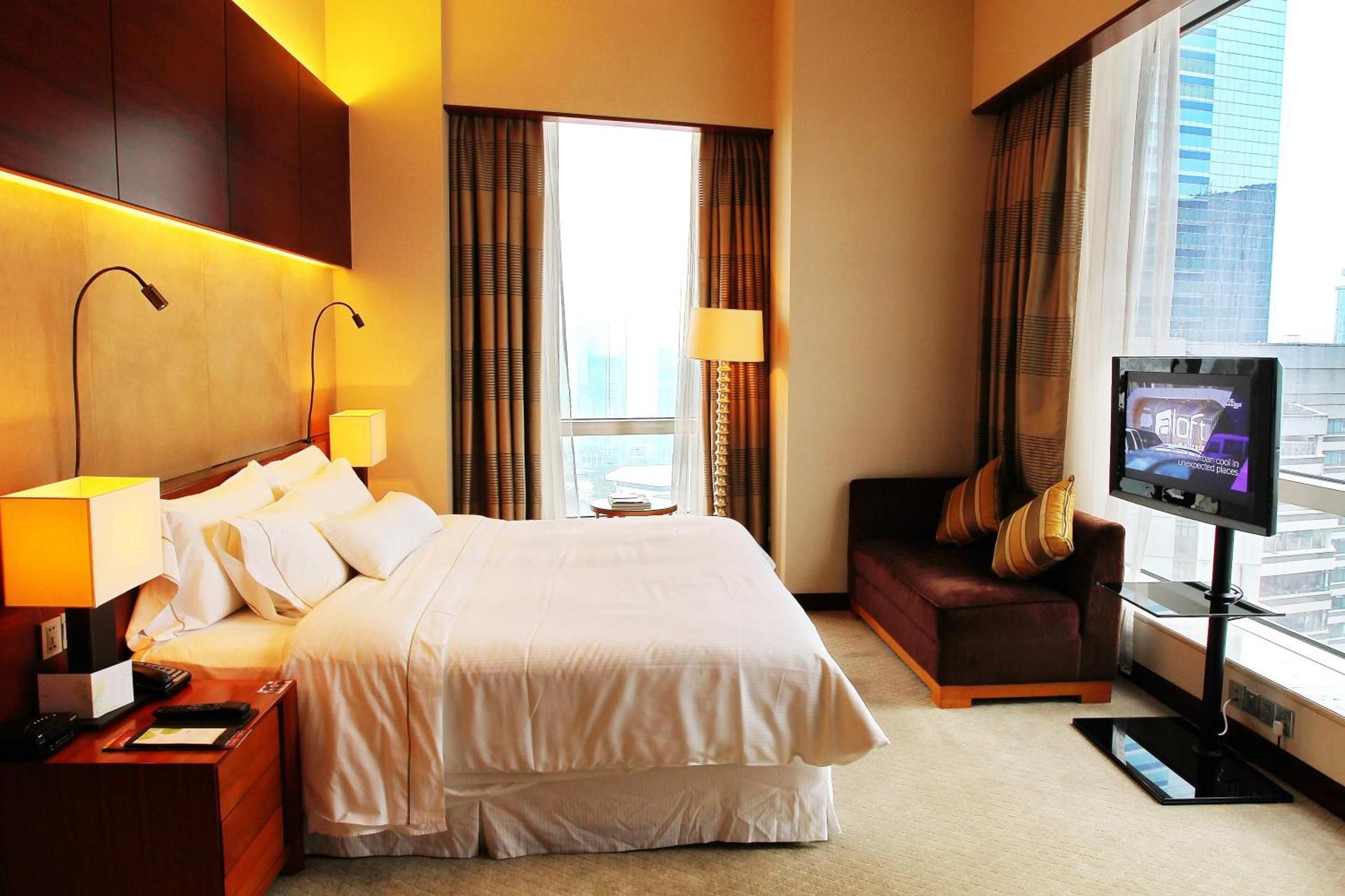 Club lounge access, 1 Bedroom Suite, 1 King, City view