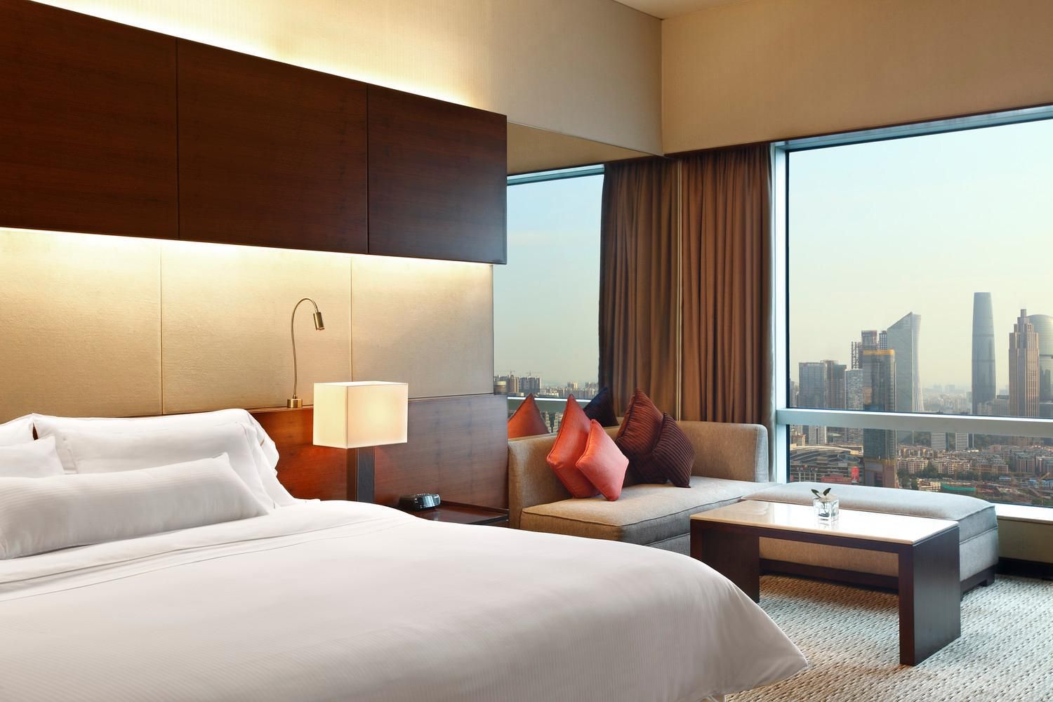 Club lounge access, Guest room, 1 King, City view (50sqm)