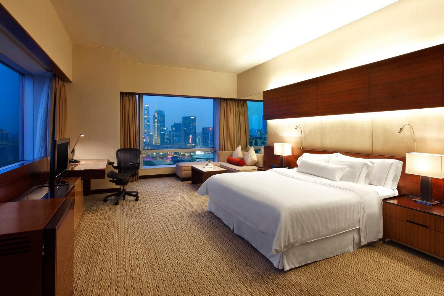 Club lounge access, Guest room, 1 King, City view (50sqm)