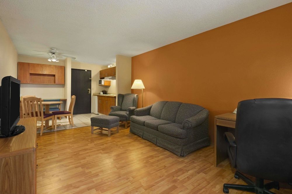 Deluxe Studio Suite, 1 King Bed, Non Smoking