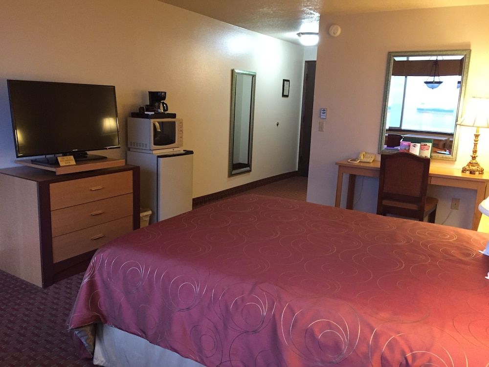 Port Angeles Inn Standard Room, Harbor View (1 Queen)