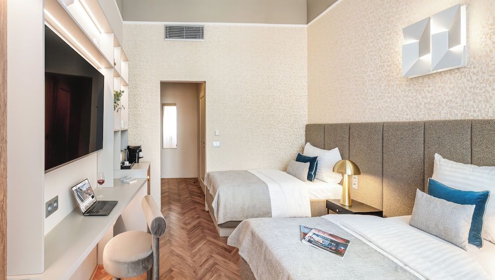 Maestro by Adrez Deluxe Room 5