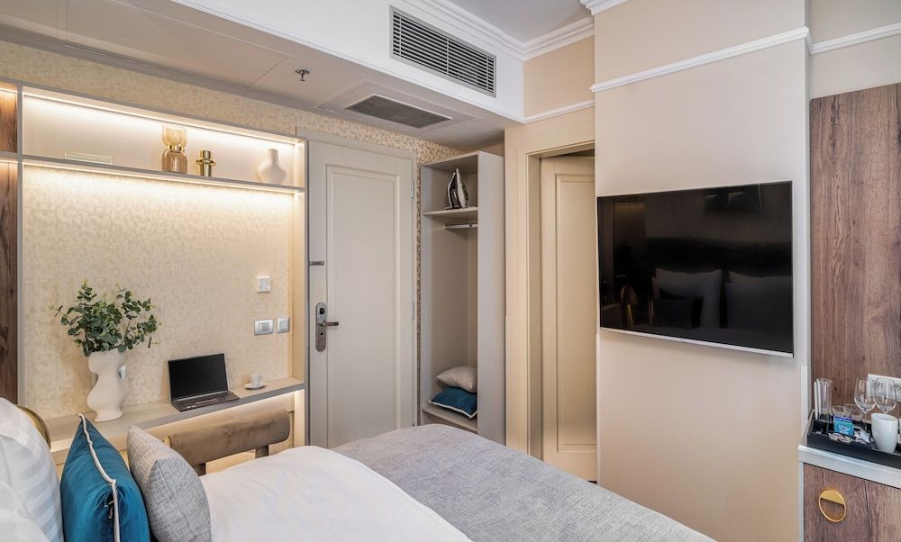 Maestro by Adrez Deluxe Room 17