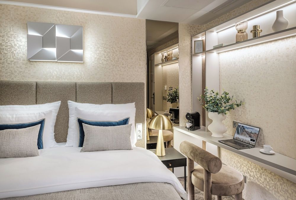 Maestro by Adrez Deluxe Room 9