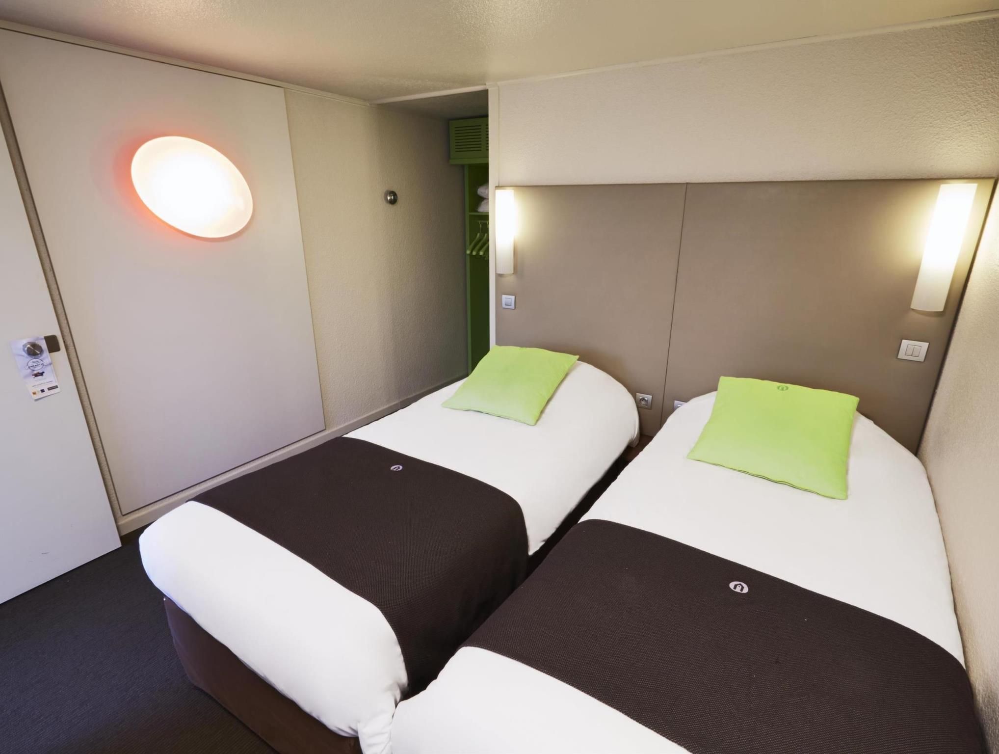 2 Single Beds