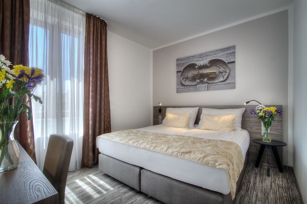 undefined Hotel Pav 10