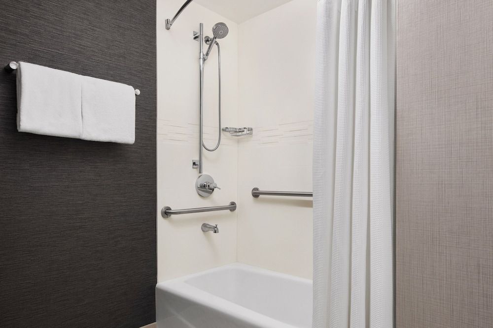 Studio Suite (Mobility/Hearing Accessible, Tub)