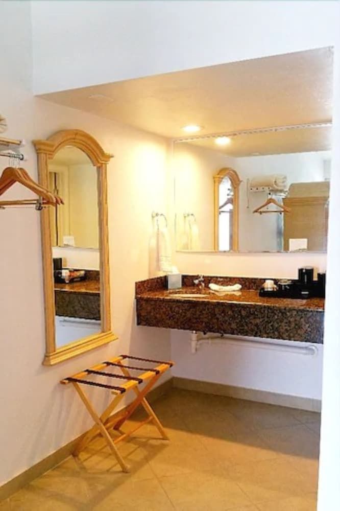 Dolphin Key Resort Single Room 3