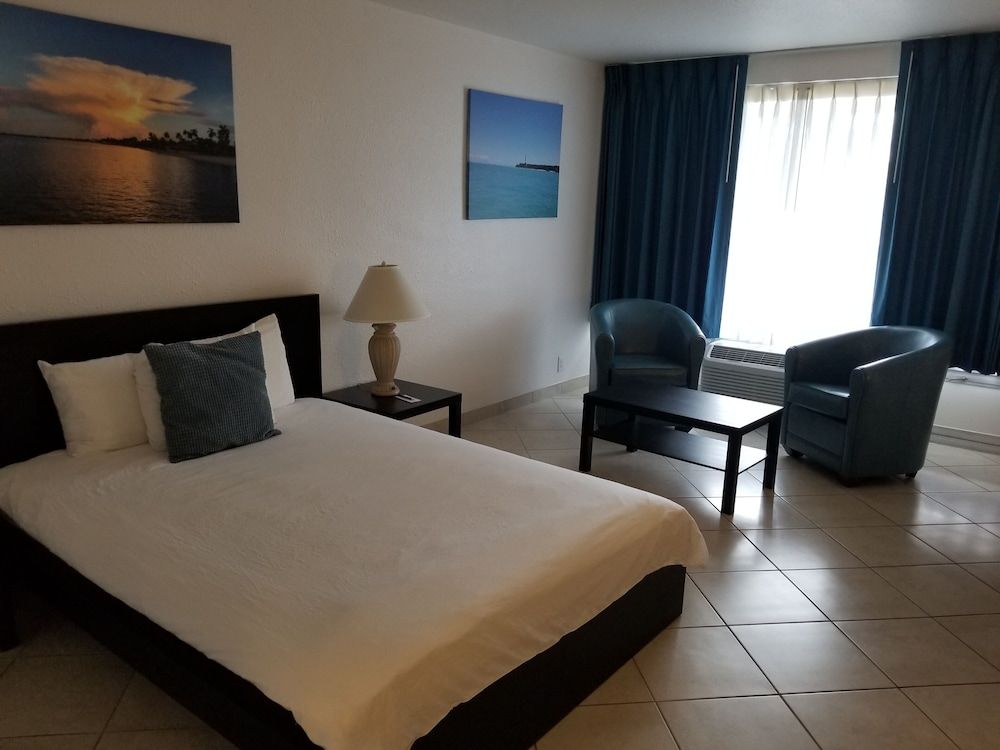 Dolphin Key Resort Single Room 2