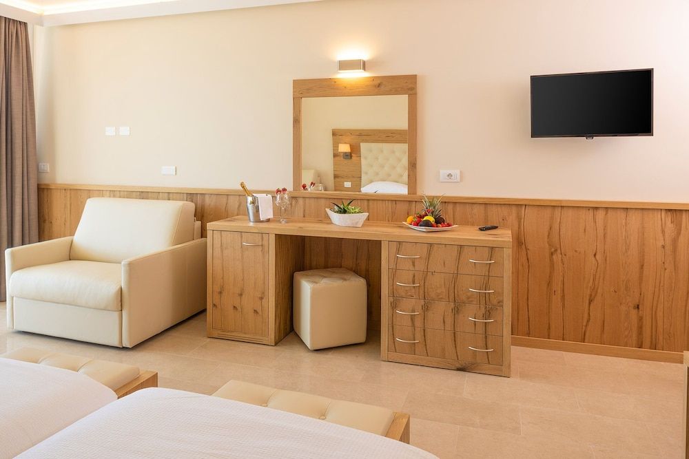 Golf Hotel Ca' degli Ulivi Suite, Pool Access, Lake View 8