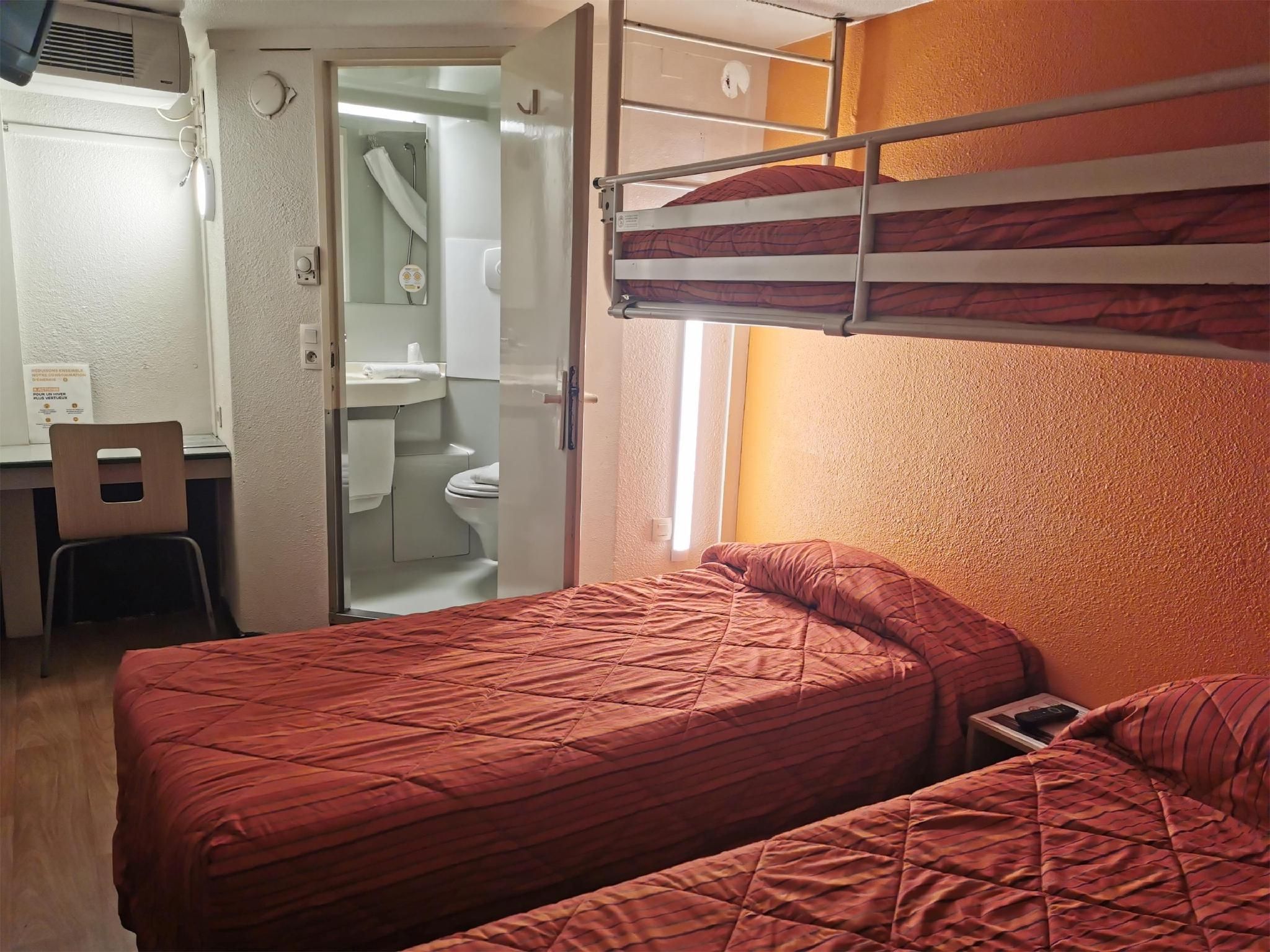 Premiere Classe Saint Etienne Nord Villars Hotel 3 Single Beds 2