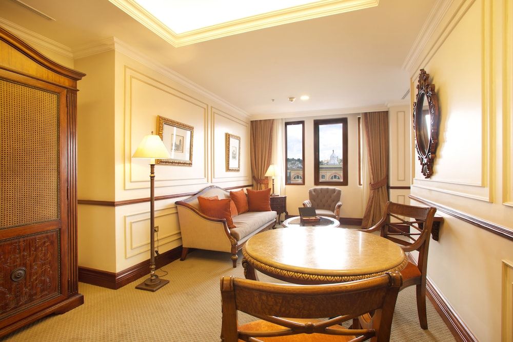 Hotel Plaza Grande Royal Suite, 1 King Bed 5