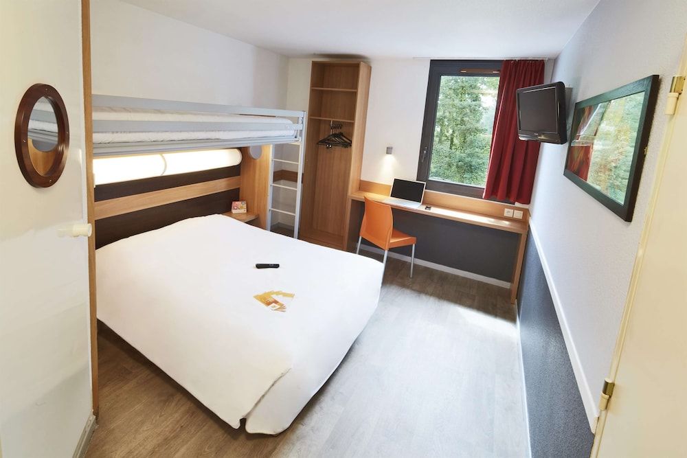 Première Classe Paris Ouest - Gennevilliers Barbanniers Standard Room, Multiple Beds (1 Double and 1 Single bed) 2