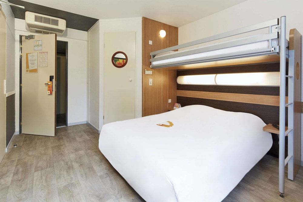 Première Classe Paris Ouest - Gennevilliers Barbanniers Standard Room, Multiple Beds (1 Double and 1 Single bed)