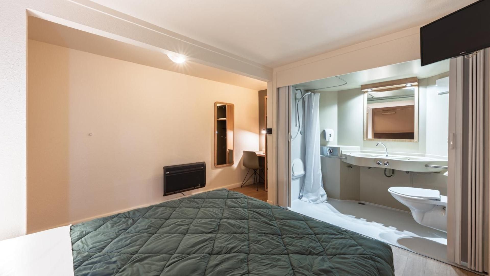Standard Room - 1 Queen Bed
