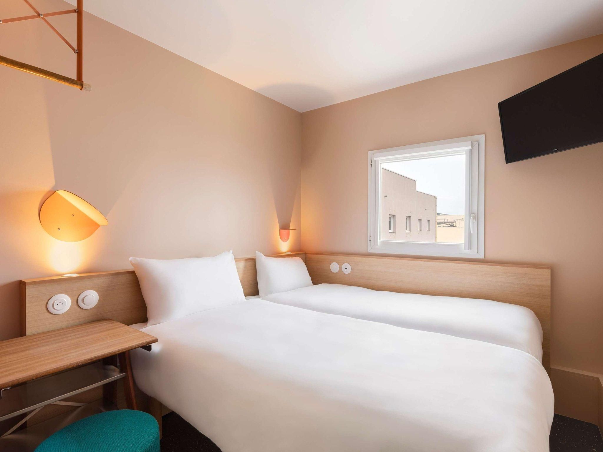 Pop Room with 2 Single Beds