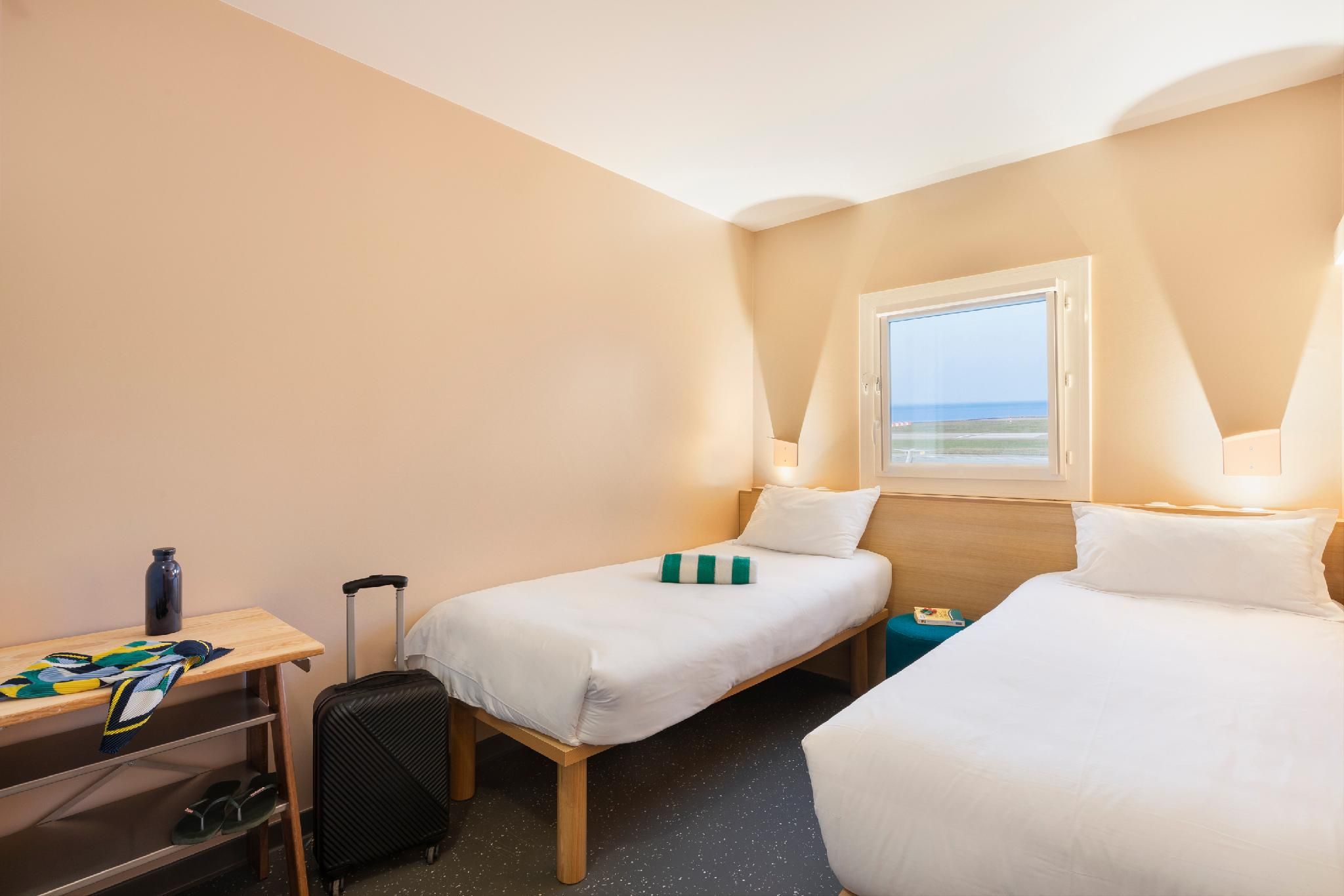 Pop Room with 2 Single Beds