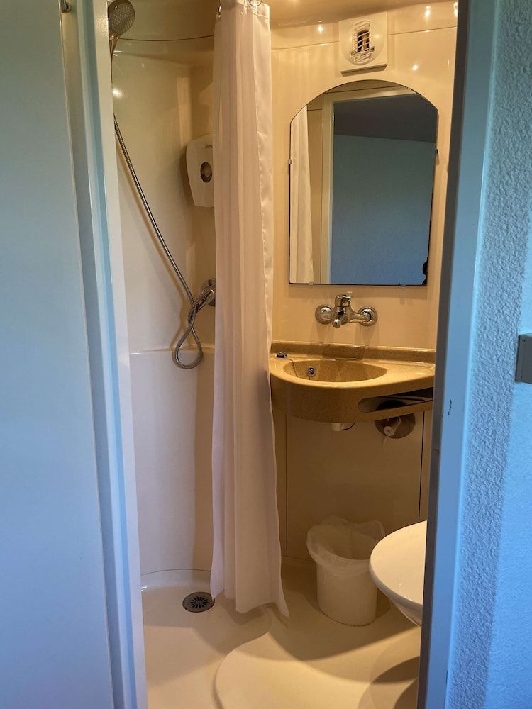 Première Classe Metz Nord - Sémécourt Standard Room, Multiple Beds (1 Double and 1 Single bed) 6