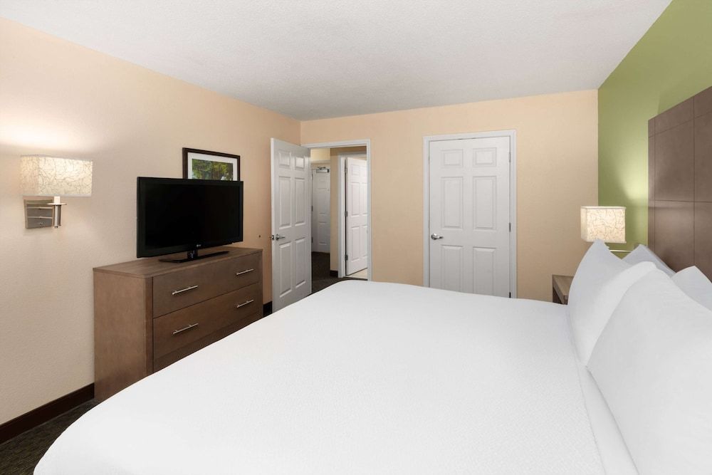 Deluxe Suite, 1 King Bed, Accessible, Non Smoking (Hearing, City View)
